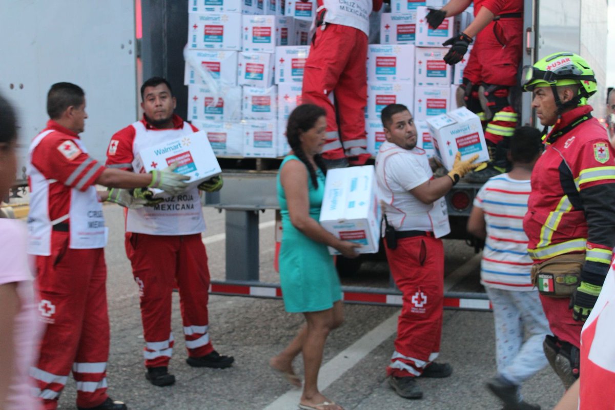 CruzRoja_MX's tweet photo. #Entérate #CruzRoja Mexicana ha entregado en propia mano de las personas afectadas por el huracán #OTIS, 300 toneladas de ayuda humanitaria. 

Nuestra misión es estar cerca de quienes más nos necesitan, ofreciendo apoyo con integridad y transparencia.

#TuAyudaDaEsperanza https://t.co/pl6DvvVjdA