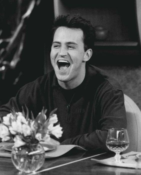 Pocas veces senti tanto el fallecimiento de un famoso como el de Matthew Perry. 
Friends, fue lo q hizo de mis días difíciles más llevaderos, marco a mas de una generación con Chandler y sera recordado para siempre como ese hombre que hizo nuestras vidas un poco más felices🩷
