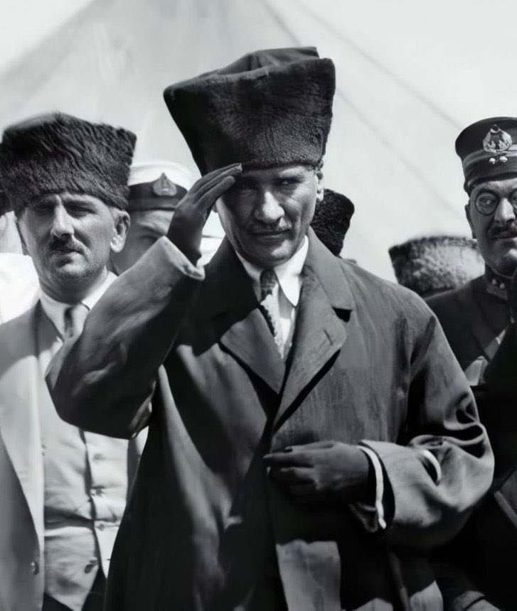 Yükselen yeni nesil, istikbal sizsiniz. Cumhuriyeti biz kurduk, onu yükseltecek ve yaşatacak olan sizlersiniz. 
Mustafa Kemal ATATÜRK.

Saygı ve minnetle..
Cumhuriyetimizin 100.yılı kutlu olsun.
#cumhuriyet100yaşında #29ekimcumhuriyetbayramı
#mustafakemalatatürk