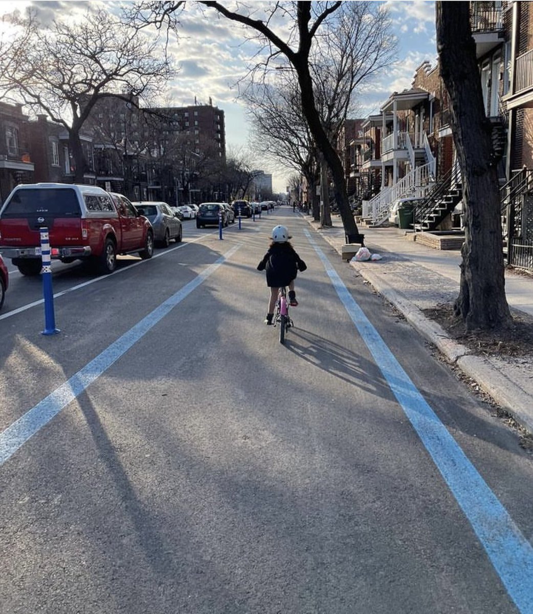 Montreal: So schön können geschützte Radwege sein. Ein Gewinn für Radfahrende und Anwohner:innen. 🚲💚#Verkehrswende #MehrPlatzFürsRad