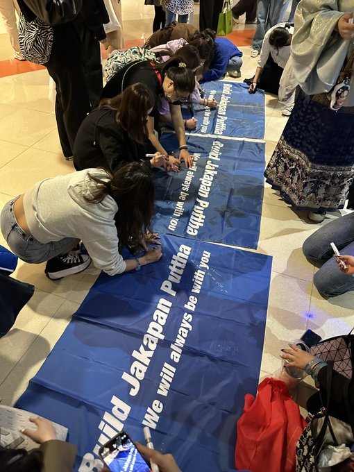 Nil_UrLuve's tweet photo. Ctmr, es el mismo banner que se usó en enero en el concierto en HK!!!

Aléjese, soy lágrimas!!!! 😭😭😭

BUILD JAKAPAN
#FanMeetingJinjianchenginHongKong https://t.co/O4Oixr0T2N