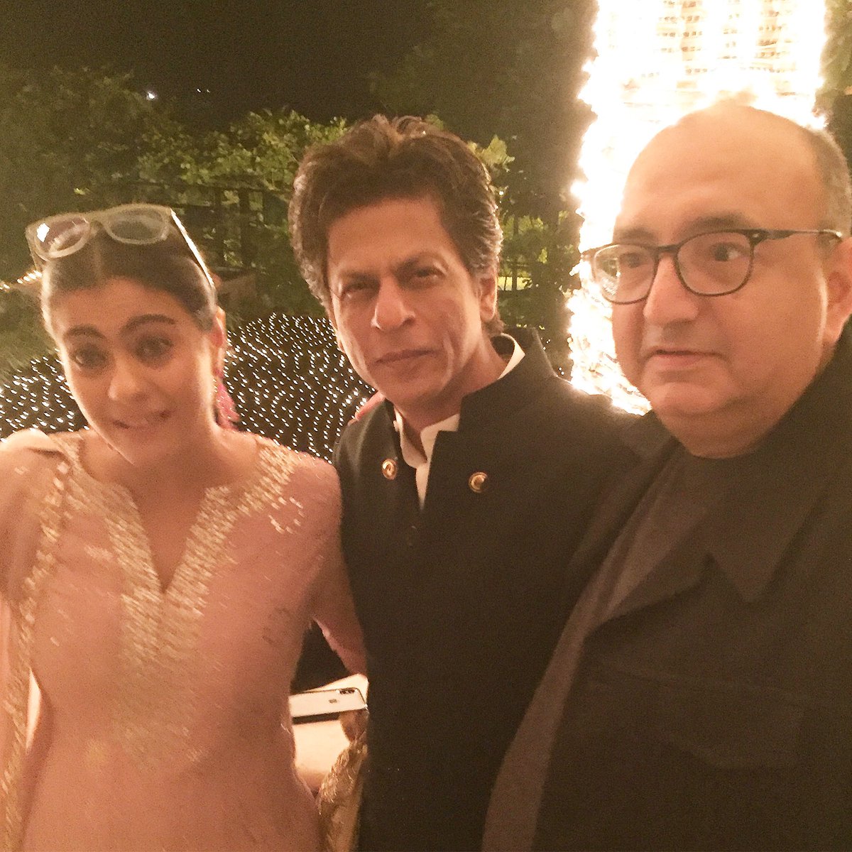 FanViveck's tweet photo. Wait till I circle back! #2ndNov @SRKUniverse 👍👍👍👍 https://t.co/u74NC04Tk6