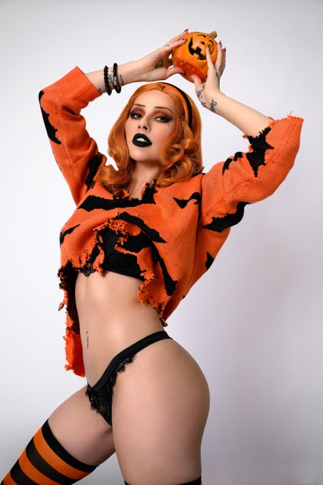 🔒 75 RETWEETS TO UNLOCK ANOTHER FROM THIS SET  Let me lift this top up and show off them tiddies!  Thanks