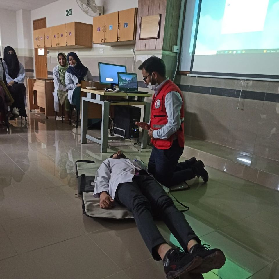 PRC_official's tweet photo. Pakistan Red Crescent and CUST University joined hands for a lifesaving initiative! We organized an empowering First Aid Session, arming students with vital skills. Prepared communities are resilient communities.

#FirstAid #CommunitySafety #PRCSCare https://t.co/qtNG9KOItZ