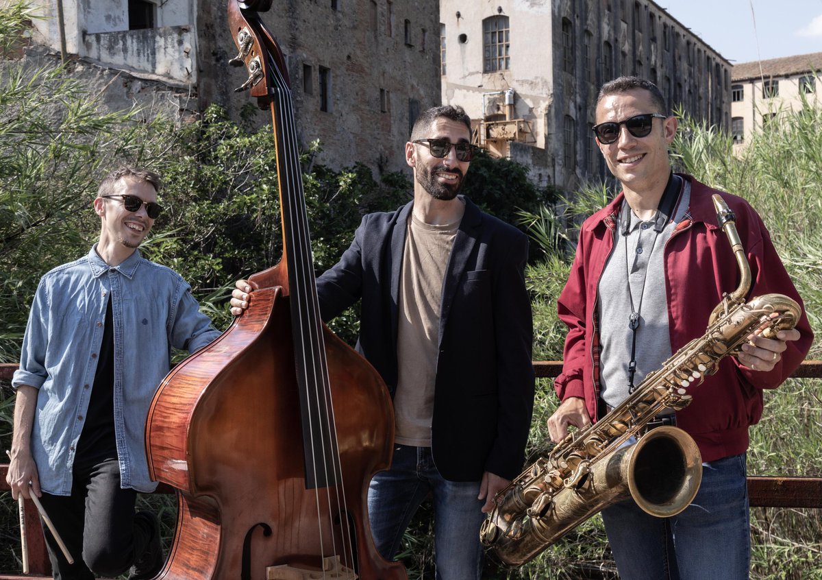 TROjazz3's tweet photo. Diumenge que ve tornem a la càrrega. Us esperem el dia 5 de novembre a les 6 de la tarda al Casino de Sant Esteve Sesrovires. Presentarem el nostre últim disc Segueix l'instint. 
No hi falteu! 

Concert organitzat per l'aula de música @AjSesrovires.

Entrada 10€
Alumnes aula 8€ https://t.co/wzD9wGyWc1