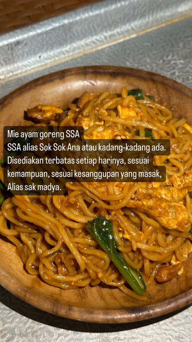 Mie Ayam Goreng SSA, yang akhir-akhir ini menjadi menu yang paling banyak dipesan di mie ayam Pak Sarmintul.