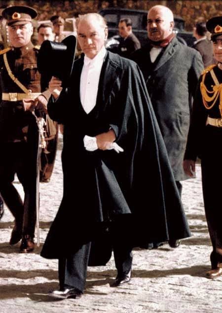 Cumhuriyetimizin kurucusu Mustafa Kemal Atatürk ve silah arkadaşlarını sonsuz minnetle anıyorum.
Cumhuriyetimizin 100. yaşı kutlu olsun 🇹🇷