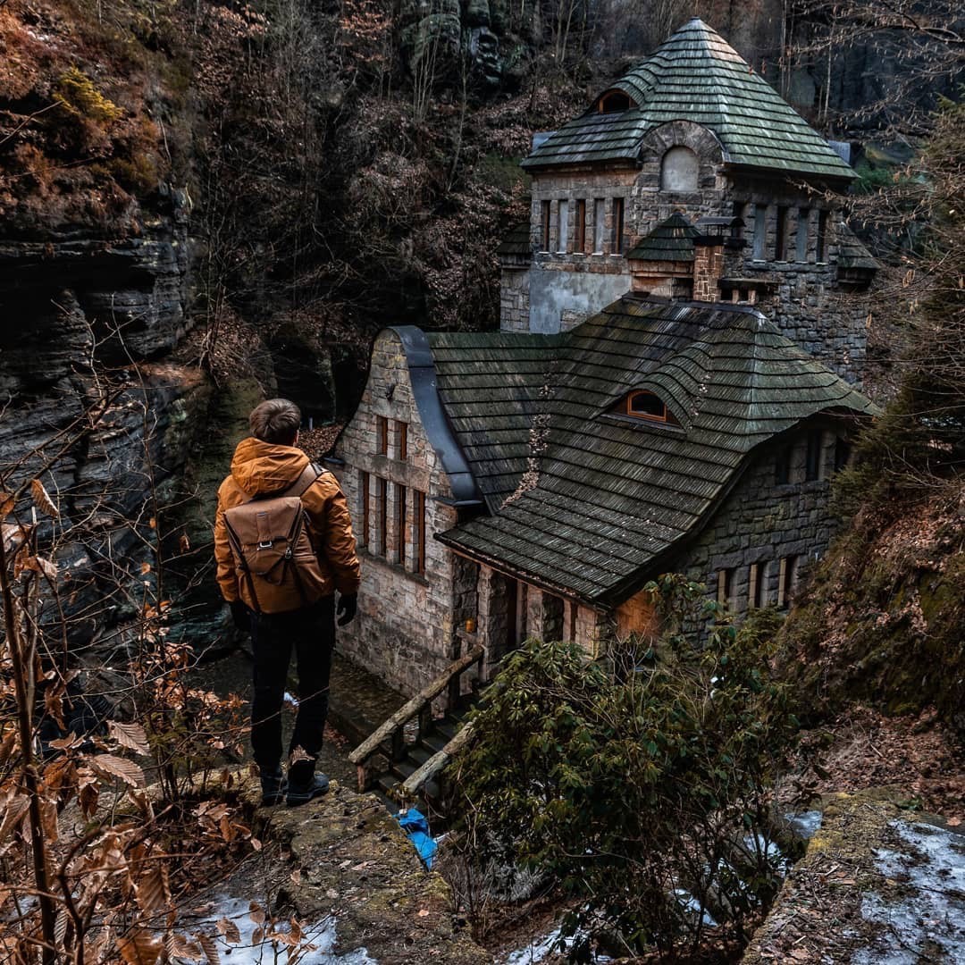 🍂 🤎 A mysterious world of crystal clear water, high rock walls covered with moss and divine tranquillity. All this awaits you in Hřensko! This picturesque village of half-timbered 🏘️ is the gateway to the Bohemian Switzerland National Park, which is definitely worth exploring.