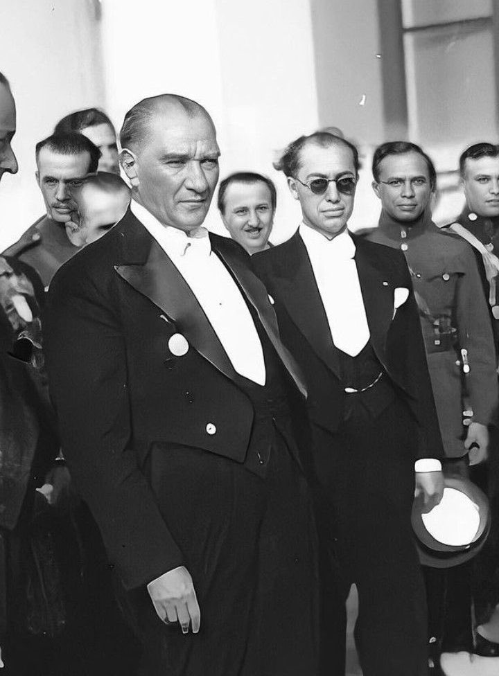 Ey yükselen yeni nesil! İstikbal sizindir. Cumhuriyeti biz kurduk, onu devam ettirecek sizlersiniz. 

~MUSTAFA KEMAL ATATÜRK~
#Atatürkünizinde100YIL