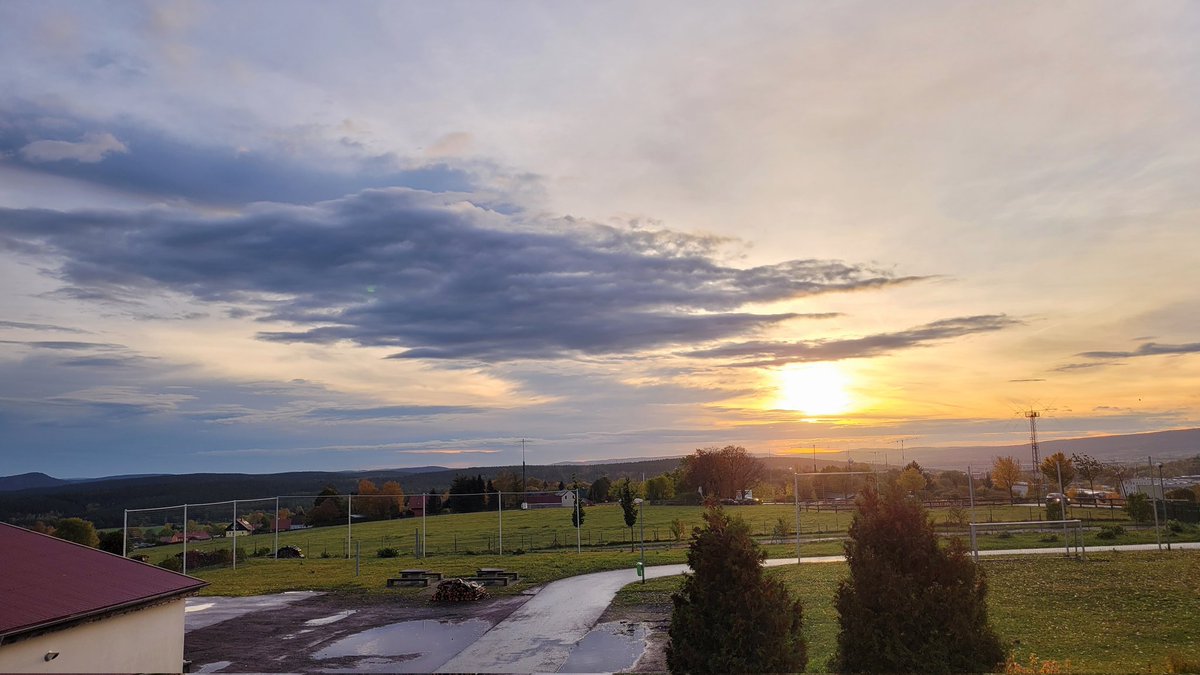 _ORMUZ_'s tweet image. Guten Morgen 
endlich ist wieder #Normalzeit  🙏😃
und das bei so einem so schönen Himmel 
die Vögel fliegen im kräftigen Wind 
mal sehen, welcher Himmel sich heute durchsetzen wird, es wird auf jeden Fall wieder wechselhaft und bewegt 
#Zeitumstellung