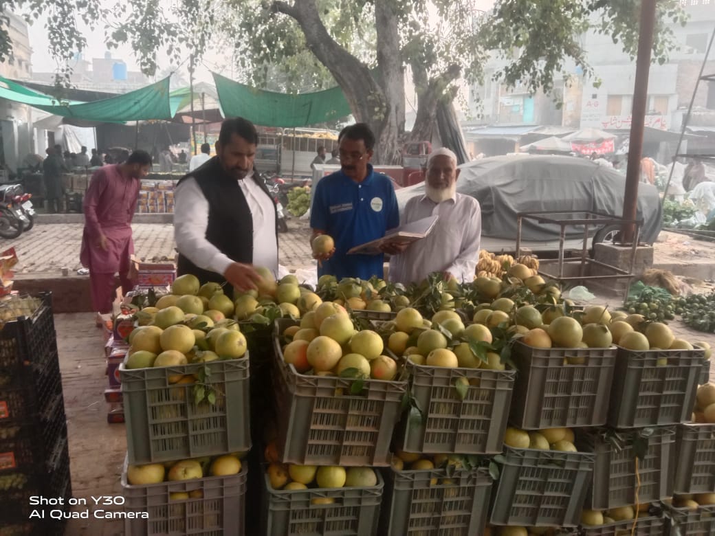 ڈپٹی کمشنر ننکانہ چوہدری محمد ارشد کی خصوصی ہدایت پر اسسٹنٹ کمشنر ننکانہ اللہ توکل وٹو صبح سویرے سبزی و فروٹ منڈی میں صفائی ستھرائی۔عملہ کی حاضری سمیت نیلامی کے عمل کا جائزہ لے رہے ہیں۔