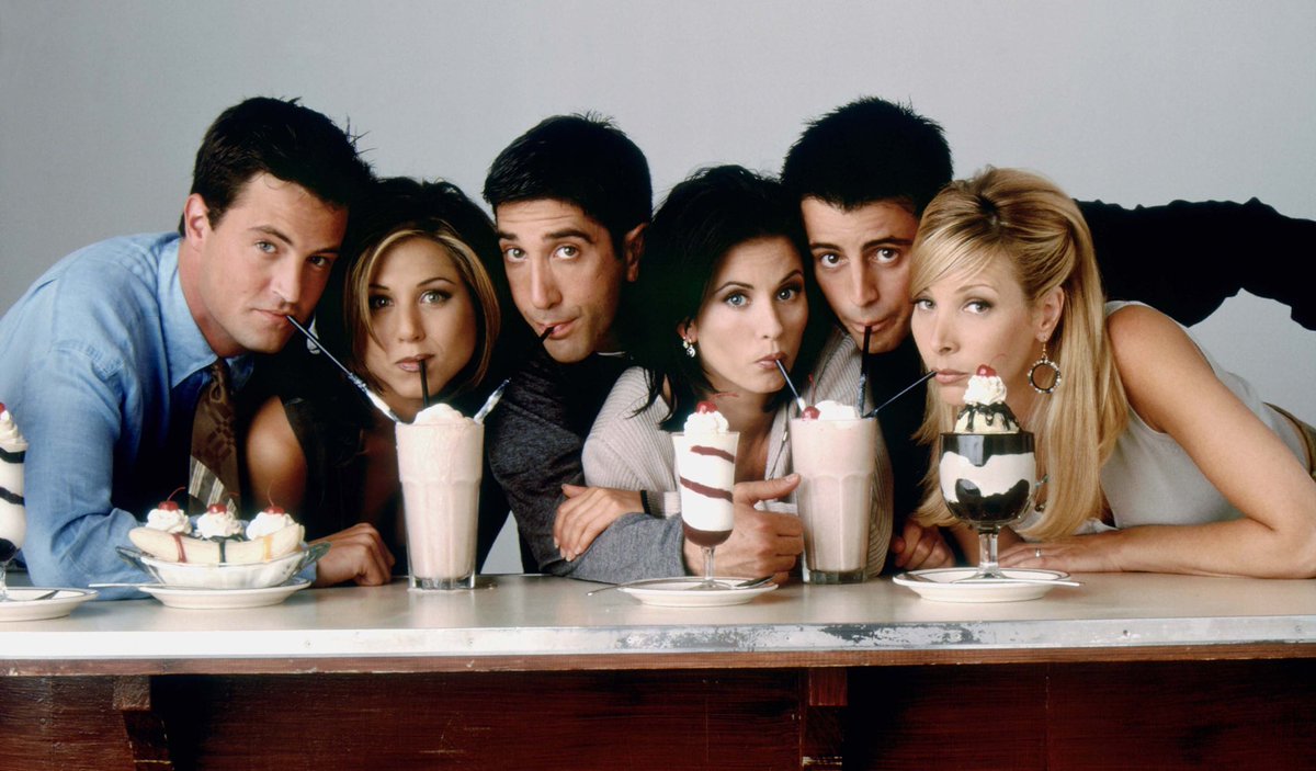 È un lutto generazionale in diverse lingue. È la fine di un’Era conquistata dal sarcasmo e dall’amore per l’amicizia di Chandler Bing. I rewatch di Friends non saranno più gli stessi. Quel salotto non sarà più lo stesso. Questa foto qui non sarà più la stessa.
#matthewperry
