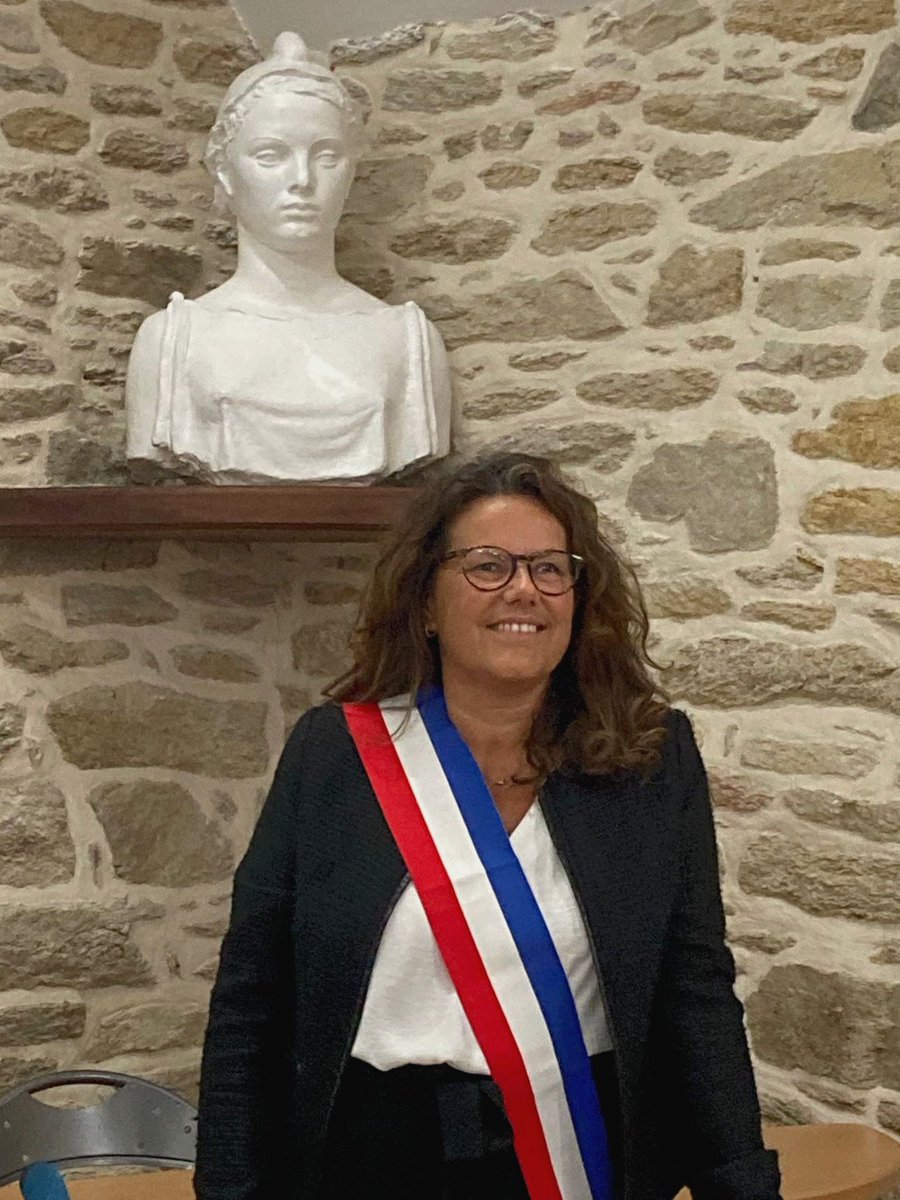 Je remercie les piriacais de la confiance qu'ils nous ont témoigné.
Je suis fière et honorée de prendre le rôle de maire de Piriac aujourd'hui, fière de pouvoir contribuer à l'essor de notre belle commune.
#perseverance #municipales
#piriacsurmer <a href="/LesSimones_/">Les Simones</a>