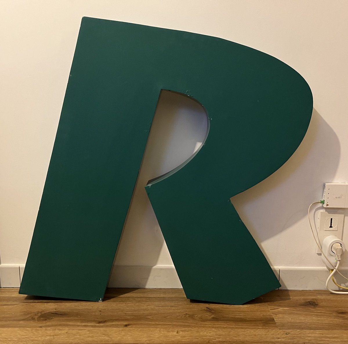 Des copains ont depuis des années dans leur salon cette lettre issue d’une enseigne. Mais ils ne savent laquelle. Ça me rappelle un truc mais je l’ai pas. 
Amis graphistes ça vous parle ?
#graphiste #graphisme