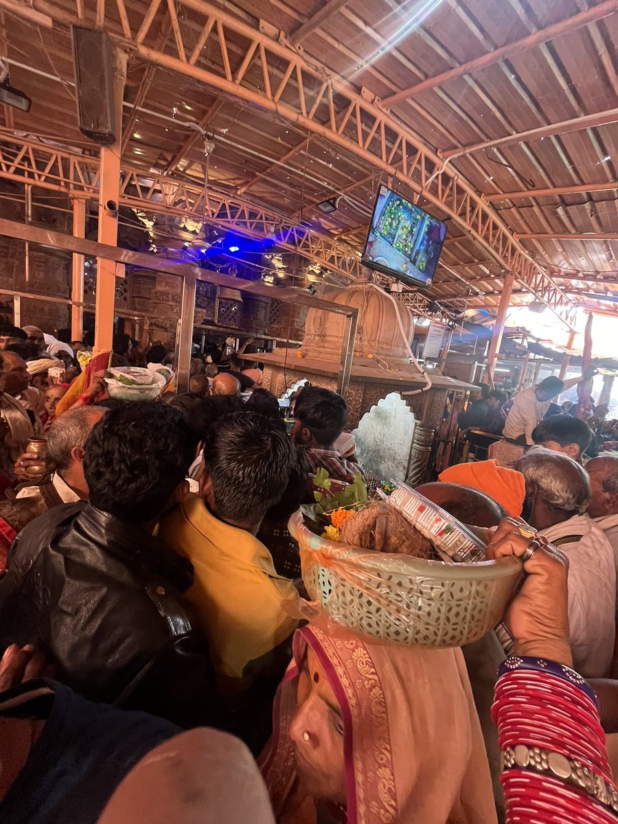 gspic2's tweet photo. What kind of facility Omkareshwar Jyotirling management and administration are providing, there is no police, no one from private security to handle thousands of people. Along with this mismanagement @ChouhanShivraj @khandwapolice @narendramodi @drnarottammisra @UshaThakurMLA https://t.co/8zPdEYwVsM