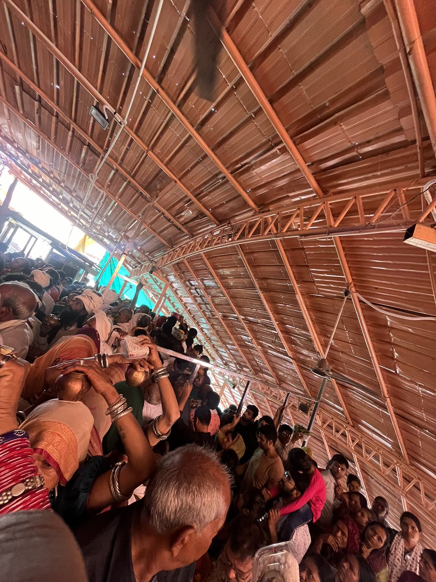 gspic2's tweet photo. What kind of facility Omkareshwar Jyotirling management and administration are providing, there is no police, no one from private security to handle thousands of people. Along with this mismanagement @ChouhanShivraj @khandwapolice @narendramodi @drnarottammisra @UshaThakurMLA https://t.co/8zPdEYwVsM