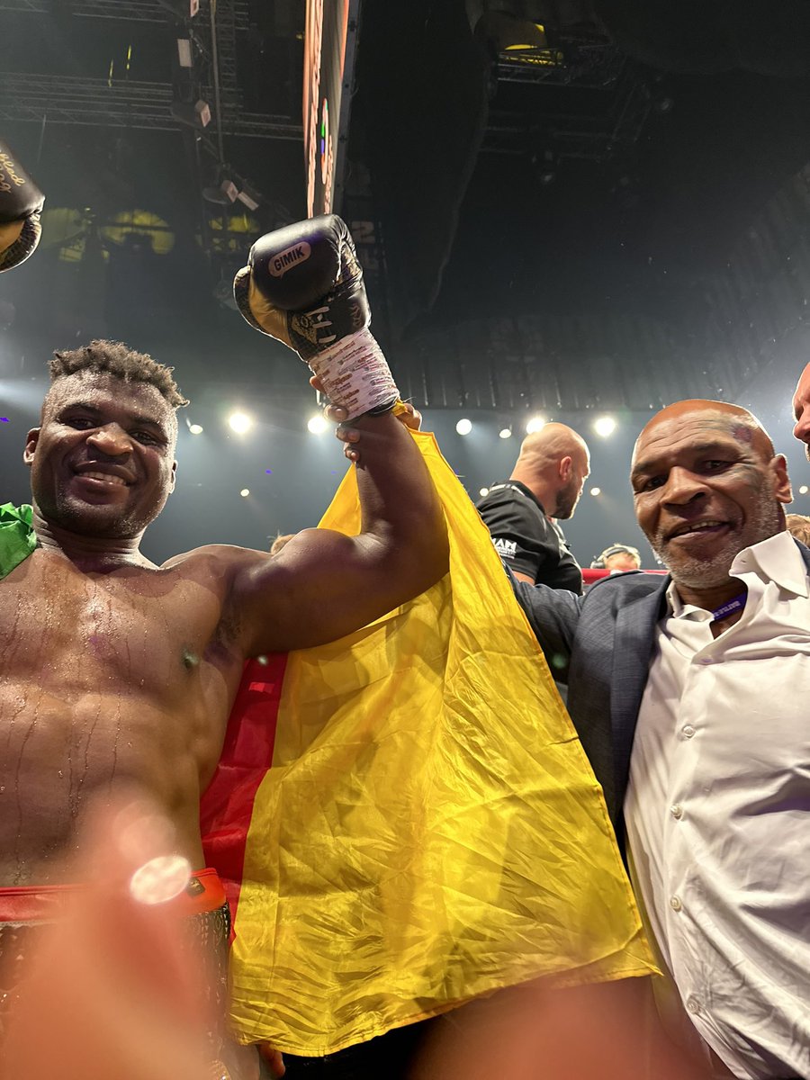 BJY_2152's tweet photo. The #TrueChamp with the ONLY Tyson that matters in π₯ not the fraud his apprentice went up against!! @francis_ngannou u did π₯ & π¨π² proud!! @MikeTyson πππ Champ!! https://t.co/X7VX21vwQA