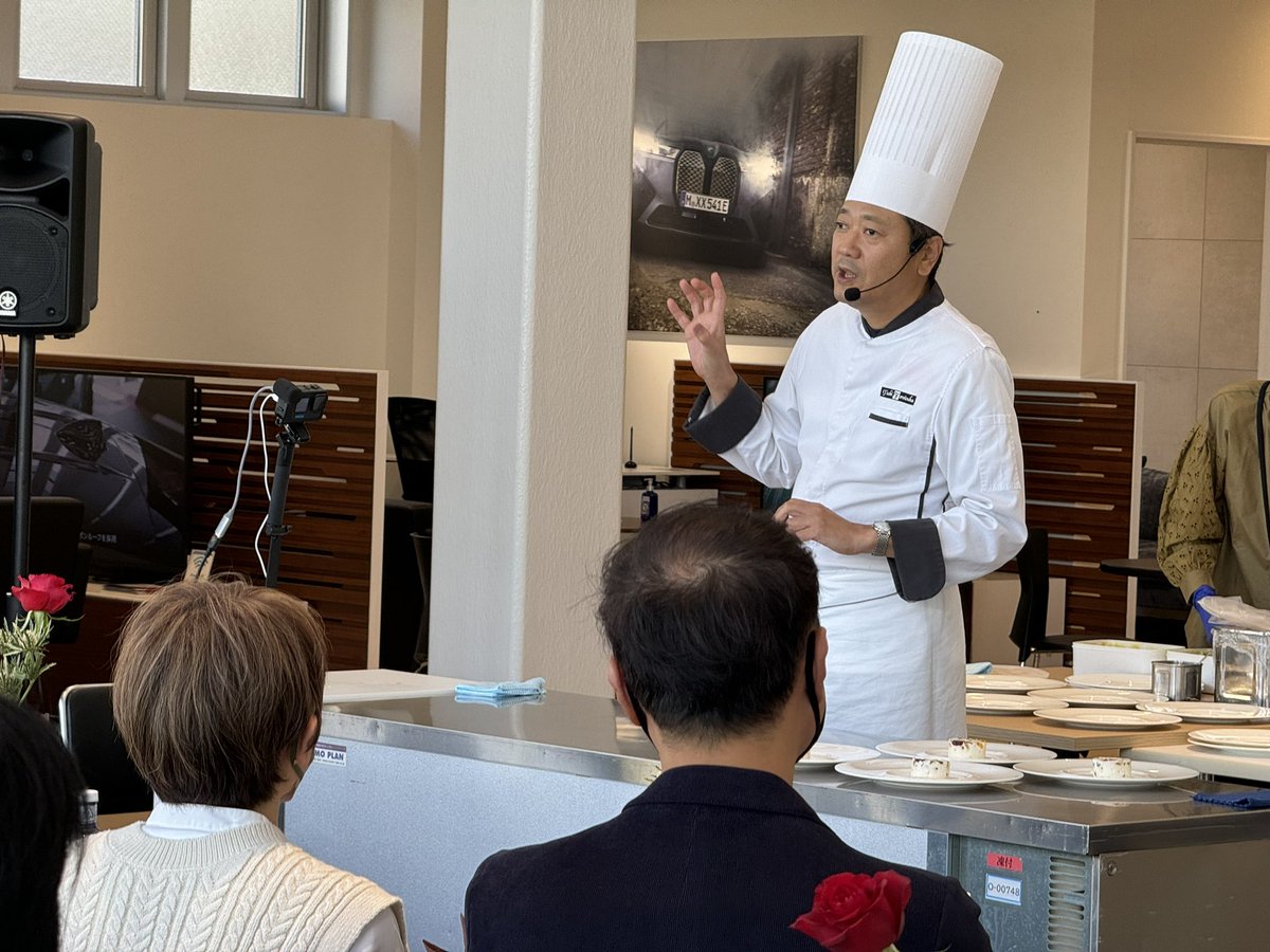 BmwShonan's tweet photo. ShonanBMW藤沢支店 リニューアル1周年 アニバーサリー
Toshi Yoroizuka Sweets Live イベント開催中！
ご招待のお客様に鎧塚シェフの軽妙なトークとSweets Liveを楽しんでいただいてます😊
#bmw #shonanbmw #toshiyoroizuka https://t.co/SaWgMHik2b