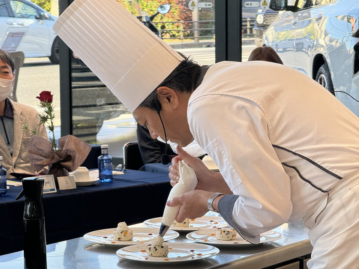 BmwShonan's tweet photo. ShonanBMW藤沢支店 リニューアル1周年 アニバーサリー
Toshi Yoroizuka Sweets Live イベント開催中！
ご招待のお客様に鎧塚シェフの軽妙なトークとSweets Liveを楽しんでいただいてます😊
#bmw #shonanbmw #toshiyoroizuka https://t.co/SaWgMHik2b