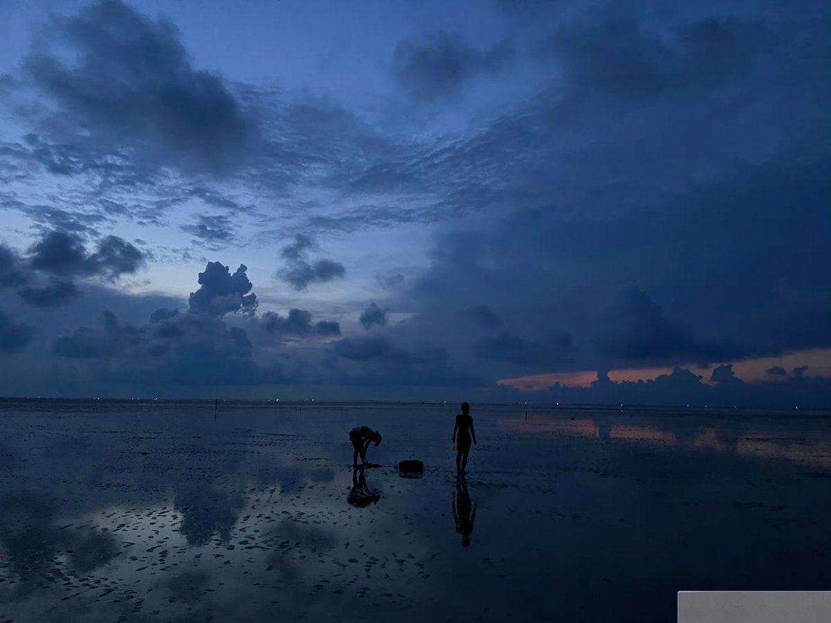 从前的恋爱从来都是和平的分开，第一次闹得如此惨烈，甚至心知双方互相放不下也不能再相见。
失去极致的欢愉也就失去极致的痛苦，以后身边若是其他人都仿佛背叛过去的自己
还好生活不止爱情，慢慢关注自身，好好赚钱
远隔千里，愿你平安