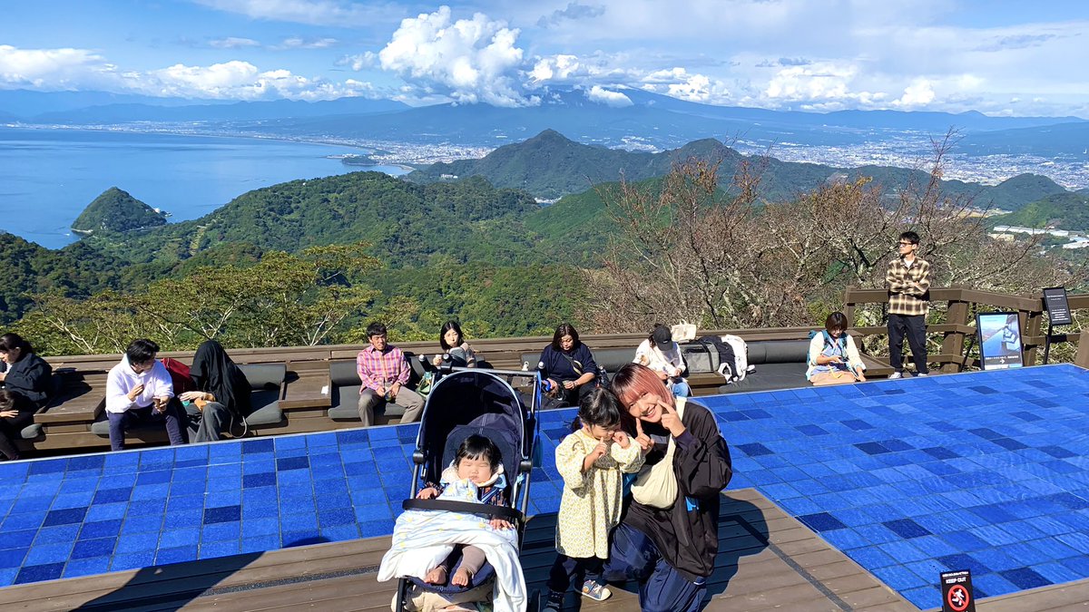 sekkotuin_mm's tweet photo. 今週末はのんびり伊豆パノラマパークへ⛰
ロープウェイで山頂まで行き景色を一望できてお散歩 &amp; cafe time☕️
お金はかかりますがペットもokで心身をを洗うにはオススメスポットです🚡😊

リフレッシュして来週もいい施術が出来そうっ‼︎
来週もしっかり整えます👍 https://t.co/lX0rNHqmgS