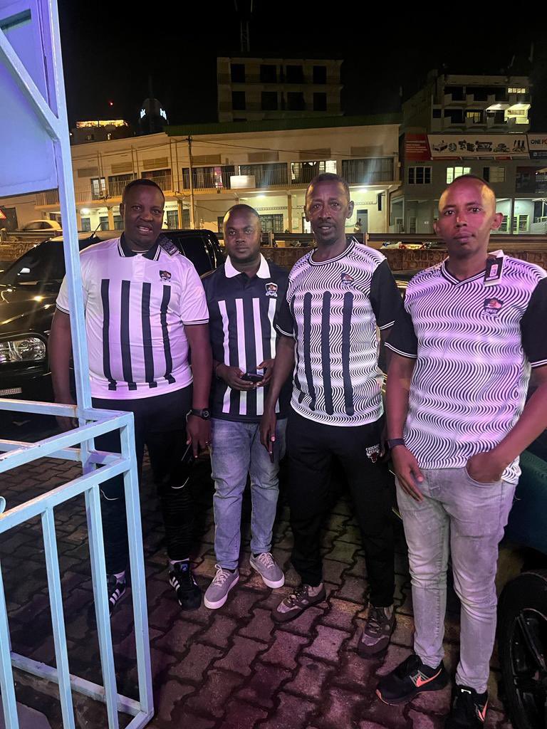 ogalorenzo's tweet image. Oya ! 

Ngaho tubwore Abafana bambaye neza ! 

1. APR FC ▫️◾️
2. Rayon Sports 🔵⚪️