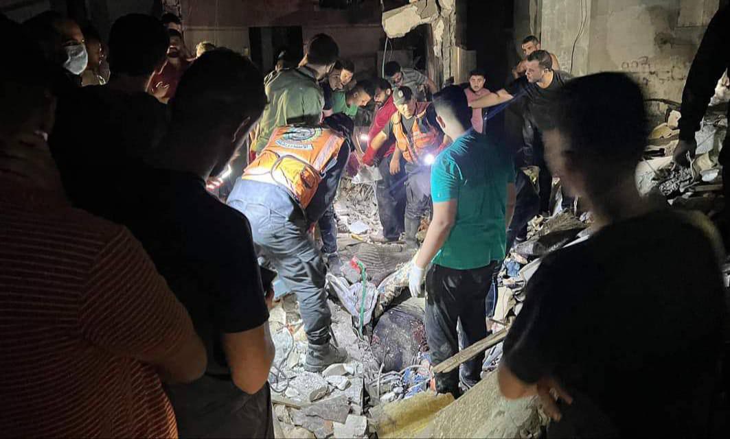 OnlinePalEng's tweet photo. Israeli occupation warplanes attacked the Tammous family home in Khan Yunis, south of the Gaza Strip, with missiles murdering number and injuring dozens of Palestinians.

#Gaza_Genocide https://t.co/fGo9HYJffi