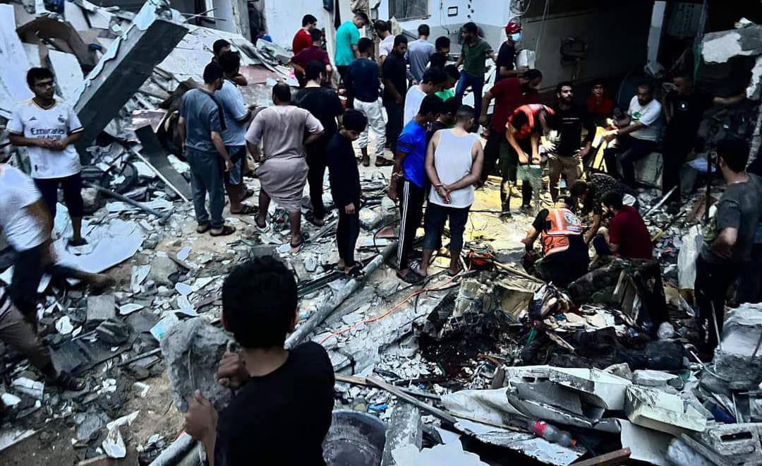 OnlinePalEng's tweet photo. Israeli occupation warplanes attacked the Tammous family home in Khan Yunis, south of the Gaza Strip, with missiles murdering number and injuring dozens of Palestinians.

#Gaza_Genocide https://t.co/fGo9HYJffi