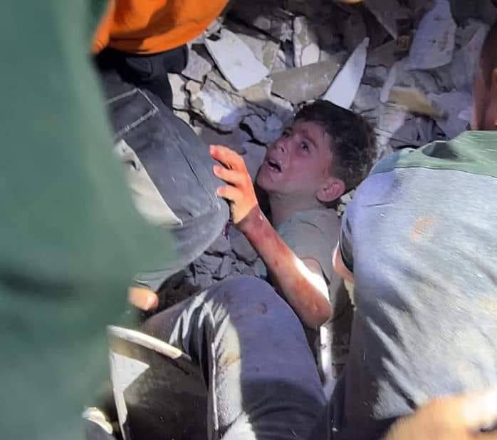 OnlinePalEng's tweet photo. Israeli occupation warplanes attacked the Tammous family home in Khan Yunis, south of the Gaza Strip, with missiles murdering number and injuring dozens of Palestinians.

#Gaza_Genocide https://t.co/fGo9HYJffi
