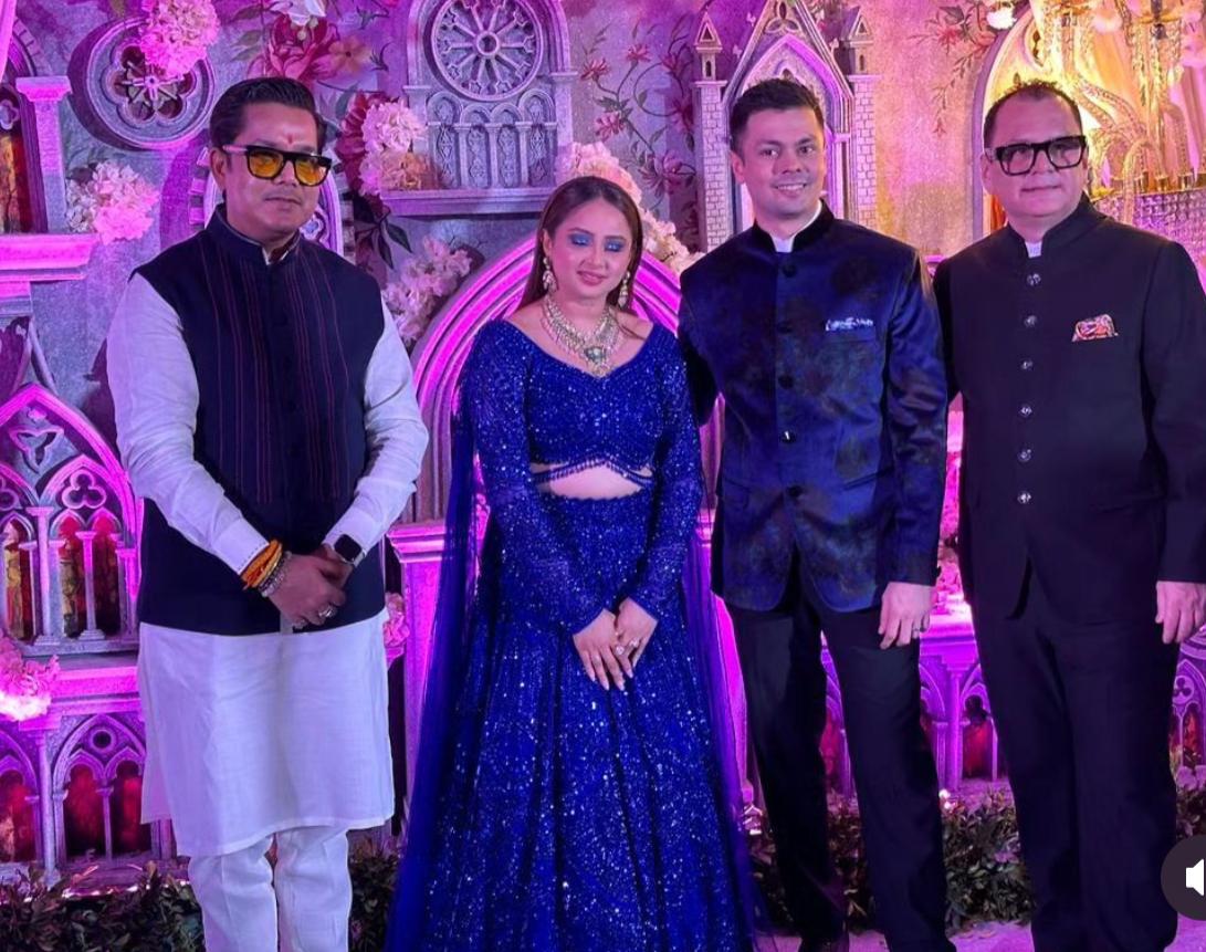 Noted celebrity Astrologer Acharya Vindod Kumar was spotted at the high profile wedding of Leslie Timmins, co-founder of Wizcraft International Entertainment Pvt., Andre Timmins' son in Mumbai. 
.
.
.
.
#celebrityastrologer #acharyavinodkumar #weddingnight #spotted #talkingbling