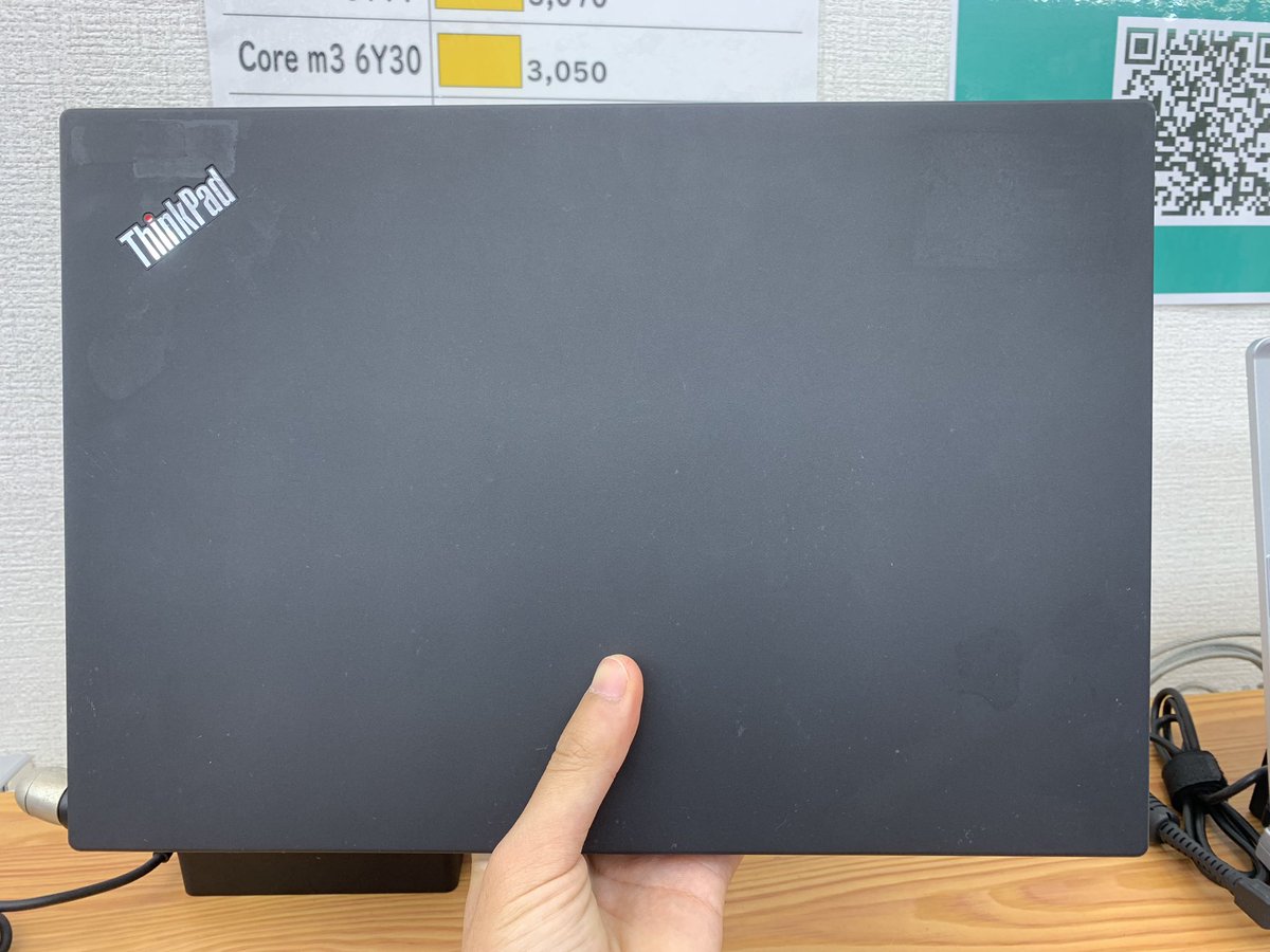 PCcomfullAKB4's tweet photo. 天板の少し使用感ありですが、極美品キーボードのT490入荷!
s無しシリーズですが、さすがに2019年製ともなれば、けっこう薄い✨なのにちゃんとメモリ増設もできる優秀な子です👍
Windows11アップグレード済み!!
在庫は3台!
#Lenovo #ThinkPad #T490 https://t.co/qCPaklF3vs