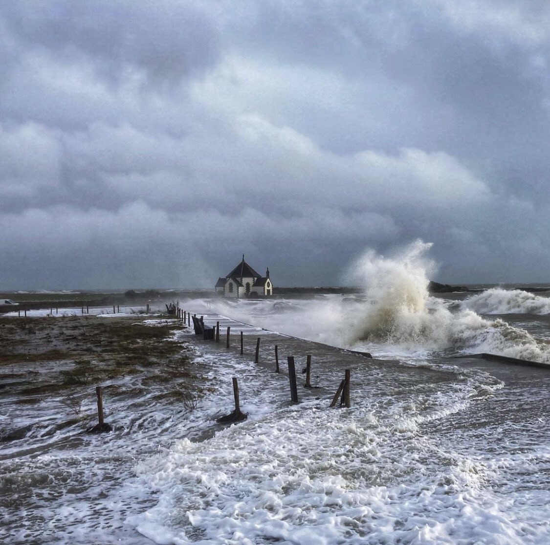 BreizhWeCan's tweet photo. 🌊 L’écume du jour 😉

#MagnifiqueBretagne #Penvins #tempêteCéline
#tempete #Céline https://t.co/BA5HOCmMpN