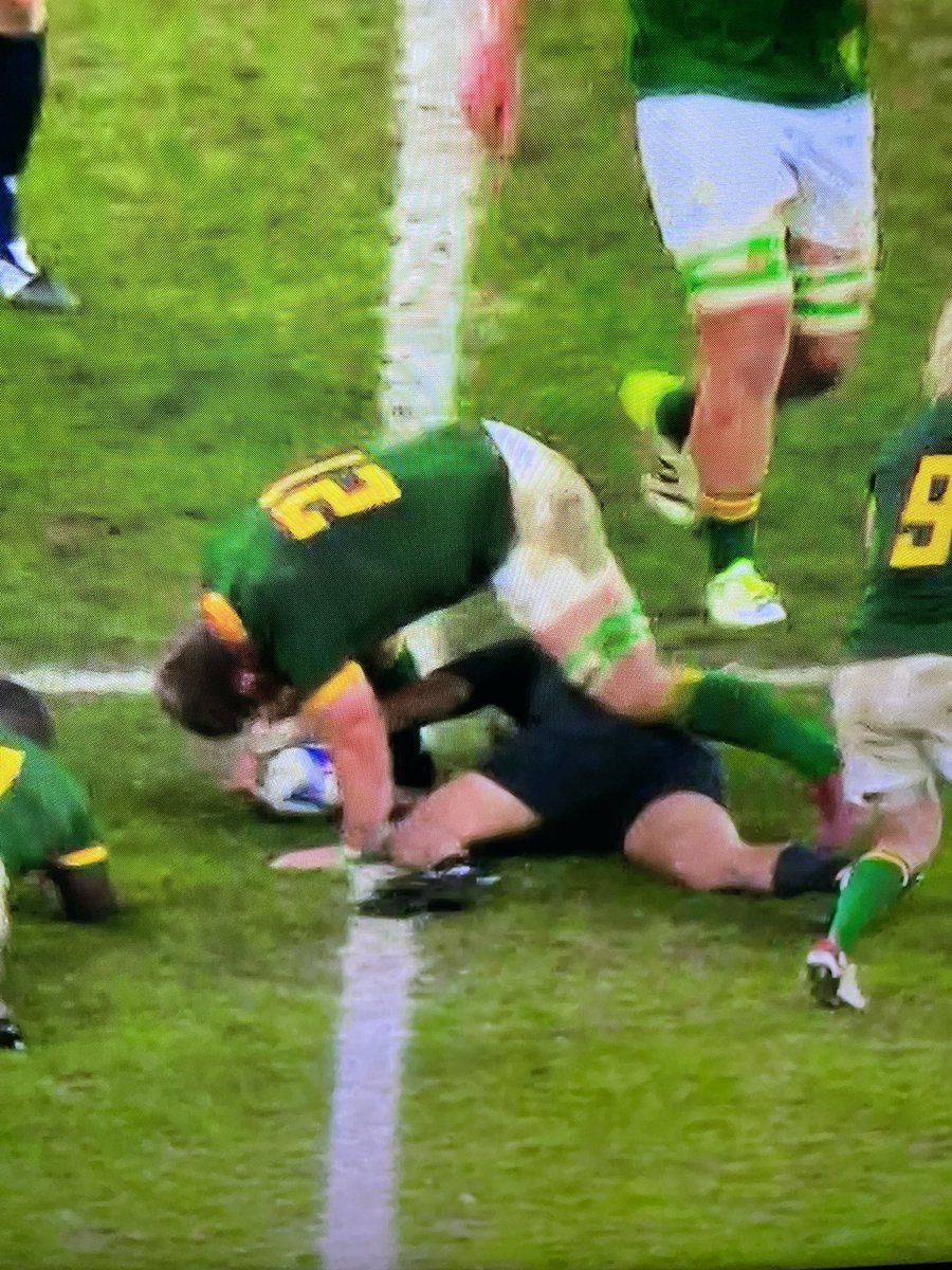 MarkJamesRoss's tweet photo. @AndyGoode10 Last breakdown that killed the ABs attack.  Think unconscious bias at play as Smith is known to be good at the breakdown? Penalty all day https://t.co/p3u9Px8CrU
