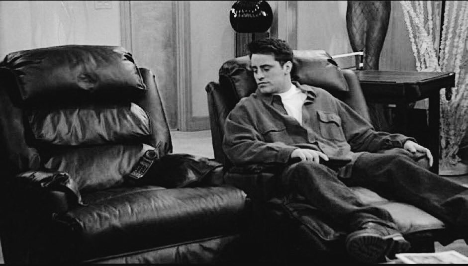 rijo450's tweet photo. “The one where we all lost a friend”
#ChandlerBing #mathewperry #friends https://t.co/P3YaW855Q5