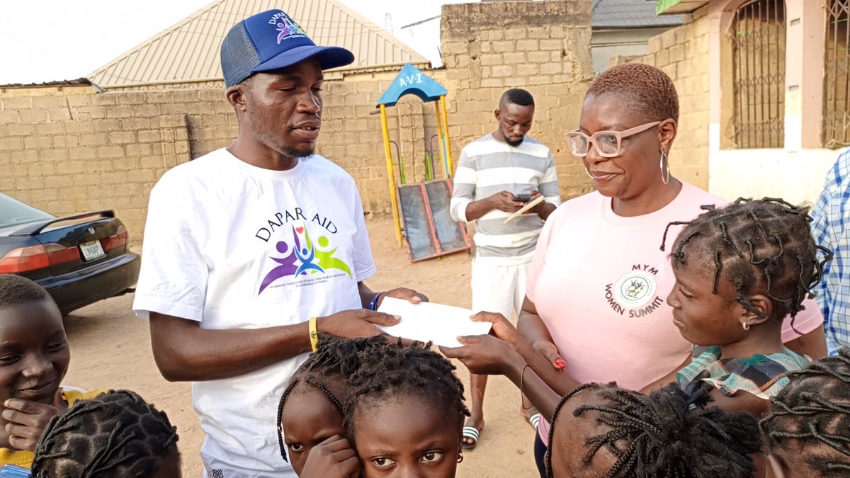 MusaKums's tweet photo. Working tirelessly to make the world a better place for all through Dapar Humanitarian Aid. Donating some cash to Clappai orphanage home. https://t.co/Dipx5kpsDO