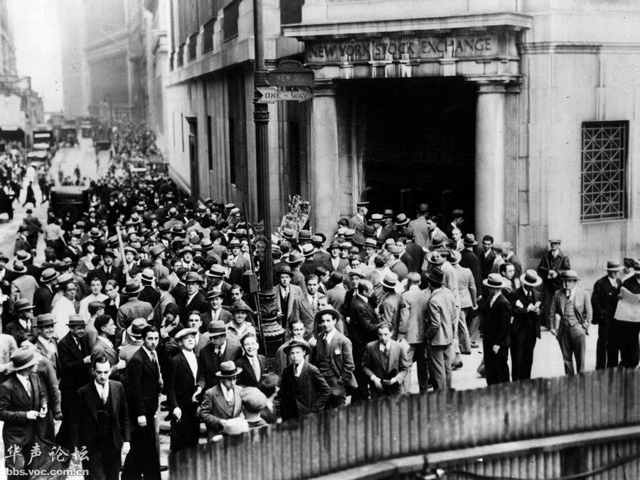 #OTD in 1929: Black Tuesday
👇🧵
Crowd outside Stock Exchange entrance on corner. October 29, 1929
#WallStreet #WallStreetCrash #stockmarketcrash #BlackTuesday #GreatDepression #blackandwhitephotography #streetphotography