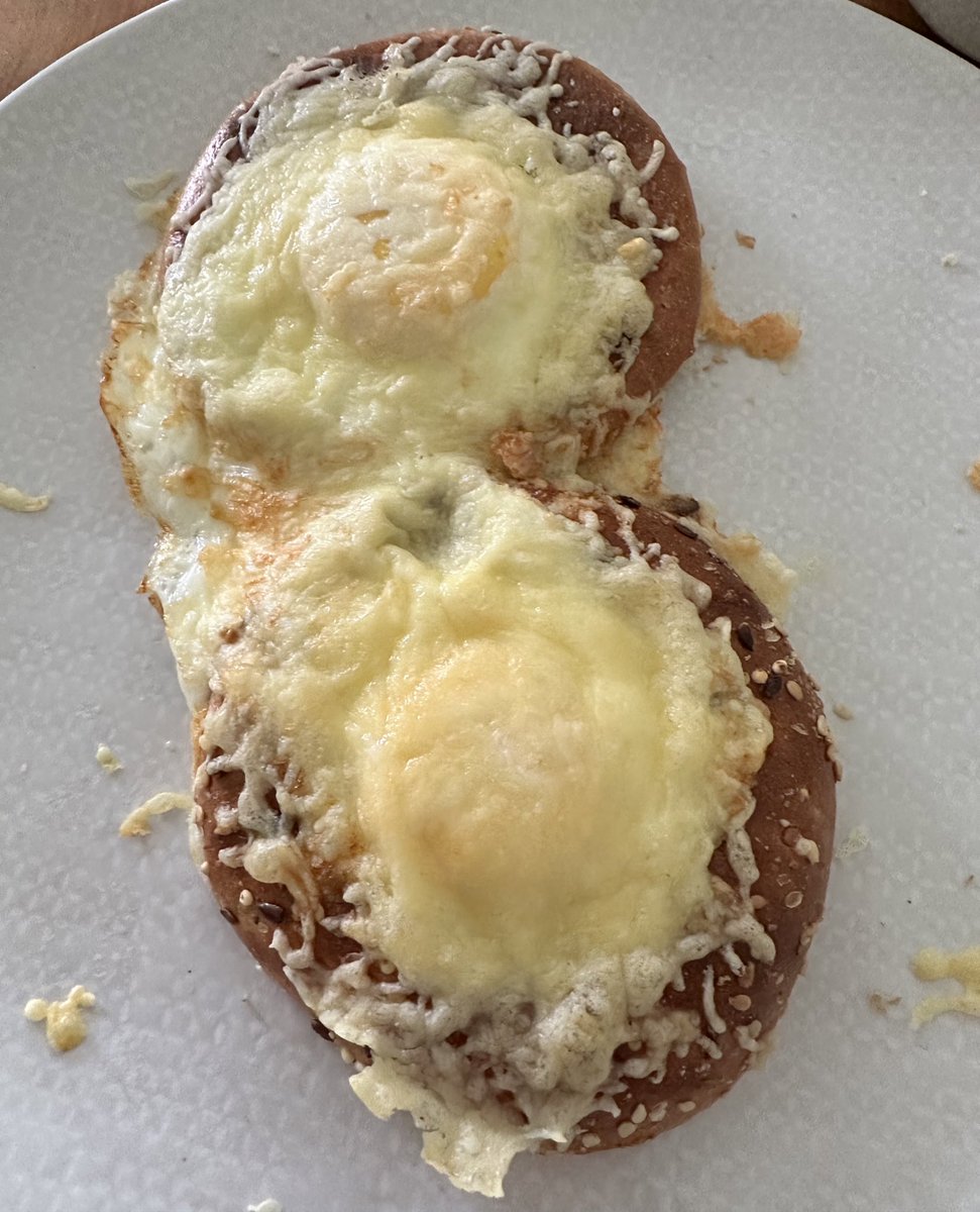 YouYoutiful's tweet image. #BIBD loving my breakfast in bed of @Warburtons protein bagels, cheese and egg done in the airfryer @silentnightbeds