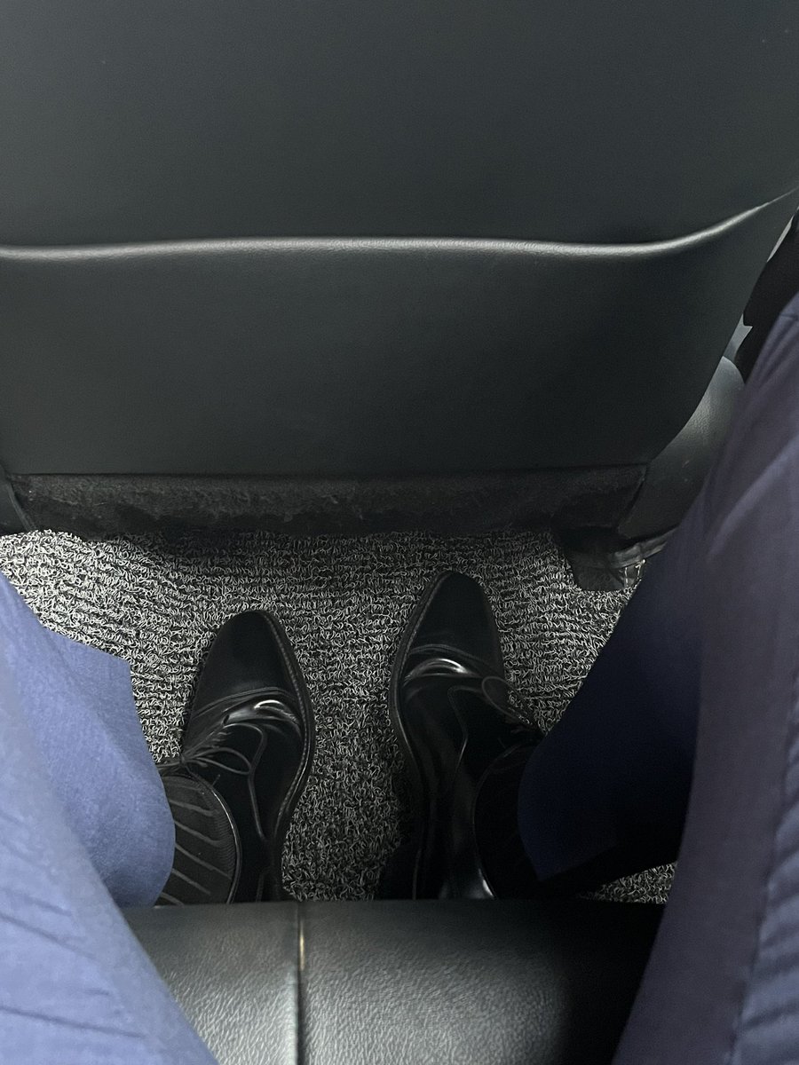 现在穿增高一点的鞋
都有种穿别人鞋的感觉