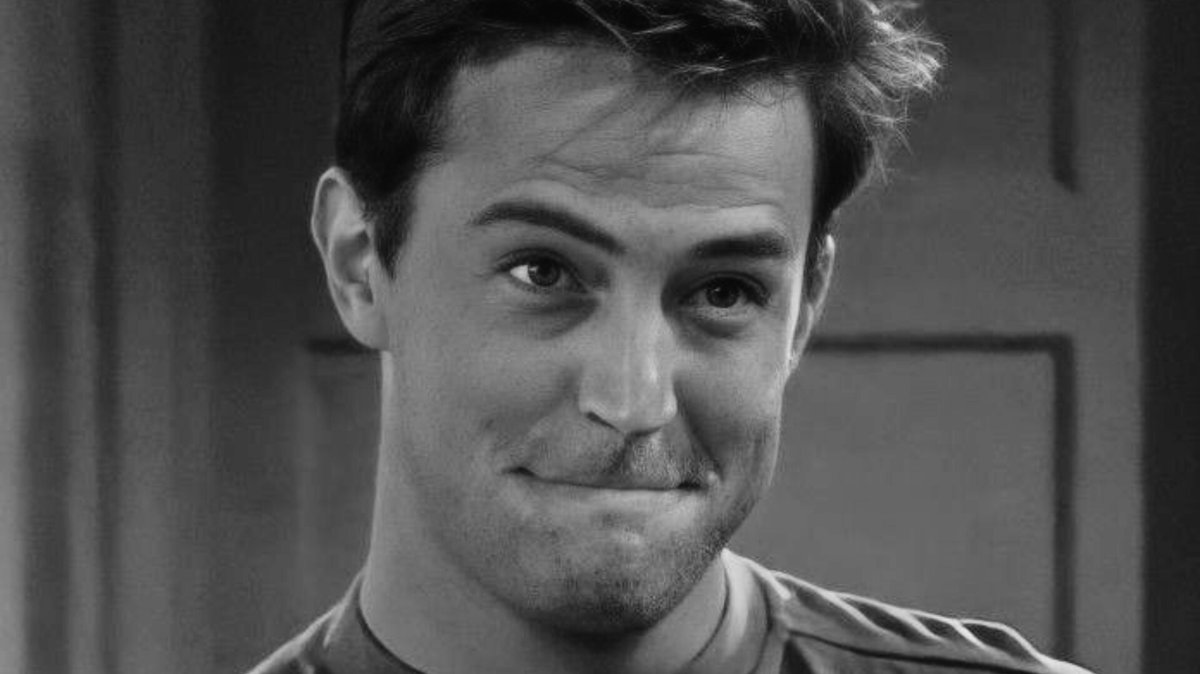 diariesmorgadec's tweet photo. Il m'a suivi de mon enfance, à mon adolescence, à aujourd'hui.  Il aura fait rires et accompagnés des millions de personnes pendant des décennies. On l'oubliera jamais. Repose en paix Matthew Perry 🕊🙏 https://t.co/lcBhX8BV5r