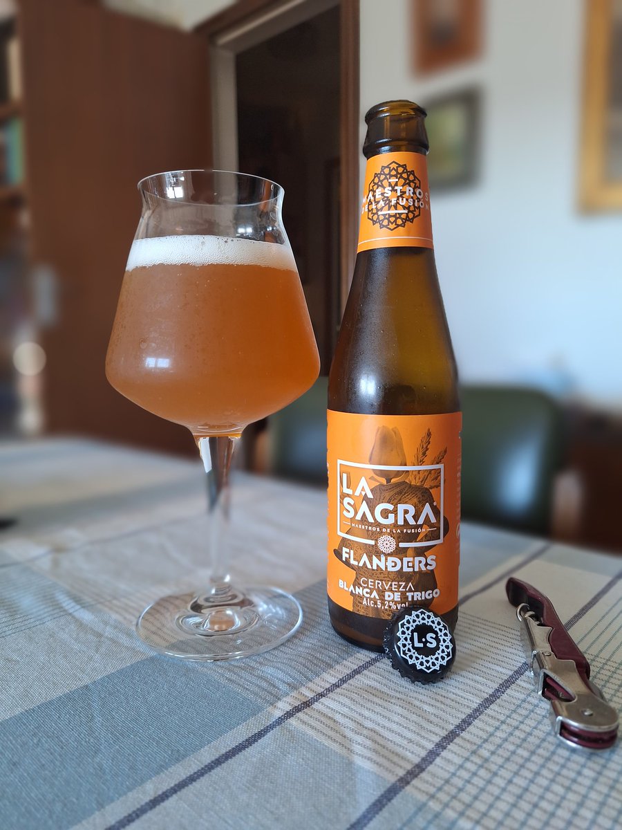 milbeerista's tweet image. La Sagra Flanders. Elaborada a  Numancia de la Sagra, Toledo. Blanche. Aigua, malt d'ordi i blat, llúpol, llevat, pell de taronja. cilantre. 15 IBUS. 5,2%. Molt suau. Gust lleugerament afruitat, cítric, especiat. Seca. refrescant, un punt àcid pel blat. 

#blanche #wheatale #beer