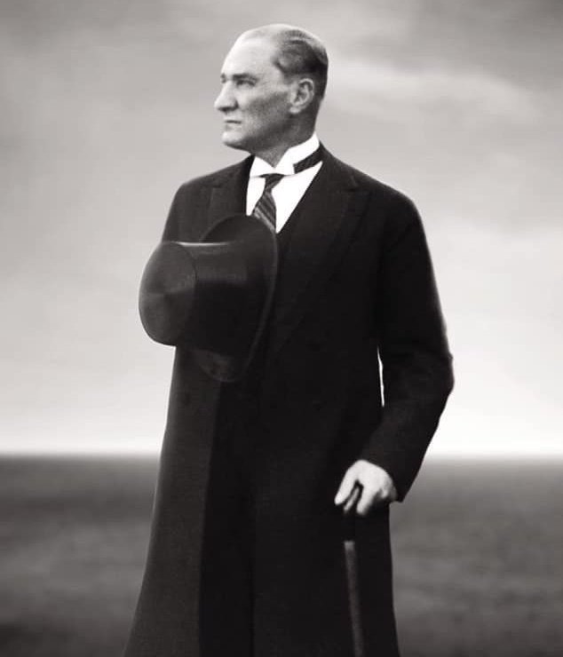 Bugün teb'a değil ulus isek, özgür ve bağımsız bir halk isek Cumhuriyet sayesindedir. Cumhuriyet 100 yıl önce yoktan var edilen bir mucizedir. Mucizeyi yaratan Mustafa Kemal Atatürk'e minnet ve şükranla ,yeni mucizeler yaratabilmek umuduyla Cumhuriyetimizin 100 yılı kutlu olsun