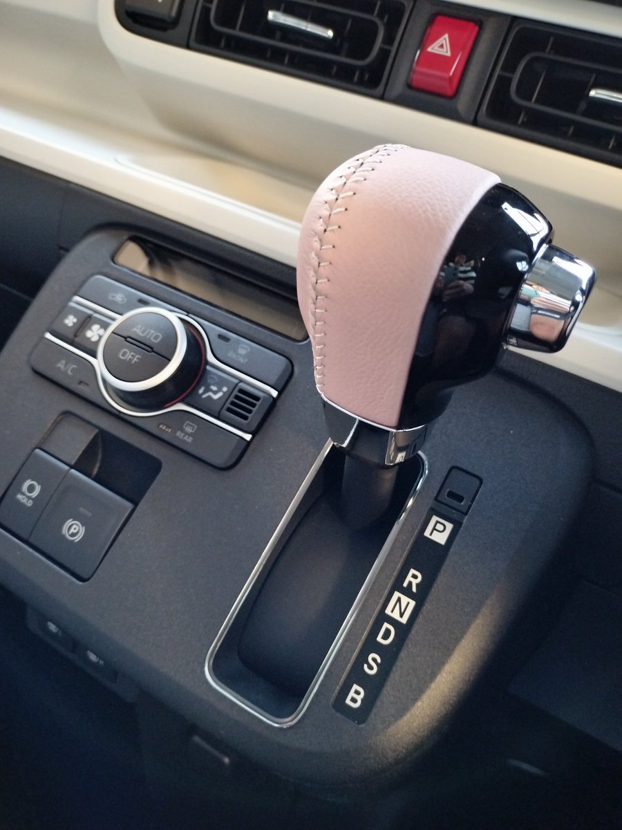 critch_siori's tweet photo. 差し色にシフトノブだけ車体色を。
#ストライプス
#キャンバス
#リラックススタイル
#ダイハツ
#daihatsu
#CANBUS
#STRIPES
#RELAXSTYLE https://t.co/ptvdV644qw