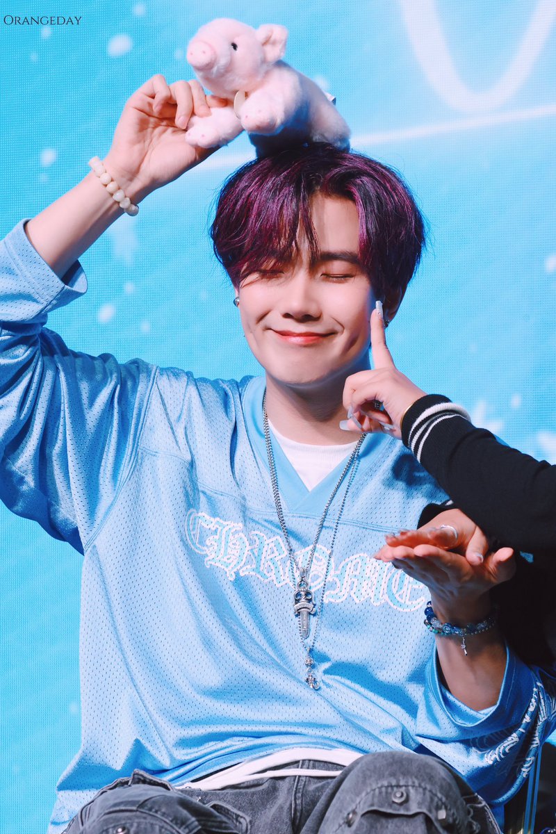 231029
A little boiiiii
#FanMeetingJinjianchenginHongKong
 #BuildJakapan 
#Beyourluve
<a href="/JakeB4rever/">BIU.</a>