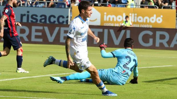 #Frosinone loses 3-4 to #Cagliari after leading 3-0. #Soule scores his first brace for his new team!