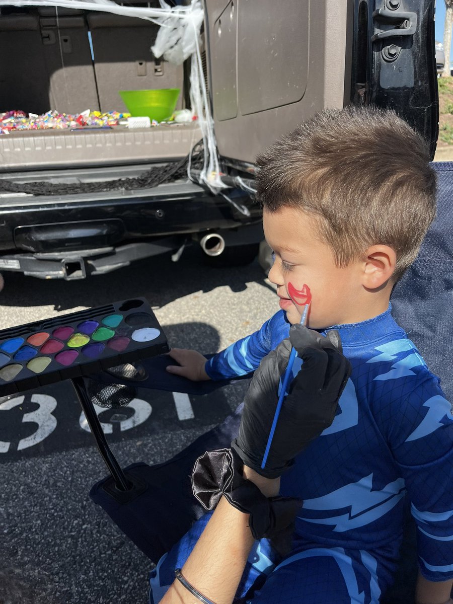 MrsAzbellFACS's tweet photo. NFHS Trunk or Treat 🖤🧡 https://t.co/aez7SFZHm5