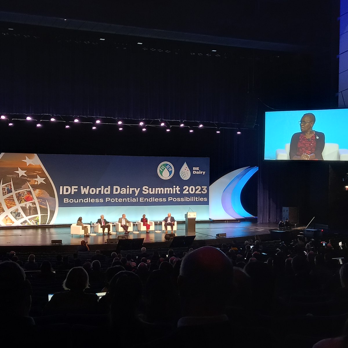 A visit to Rosy-Lane Holsteins - a perfect way to round off my <a href="/NuffieldFarming/">Nuffield Farming</a> trip 🇺🇸 Thank you to Jordan &amp; Sam! From the <a href="/FIL_IDF/">International Dairy Federation</a> World Dairy Summit in Chicago ➡️ a tour of Wisconsin - it's been a fantastic couple of weeks. All made possible thanks to my sponsor <a href="/TheAHDB/">AHDB</a> 🙌