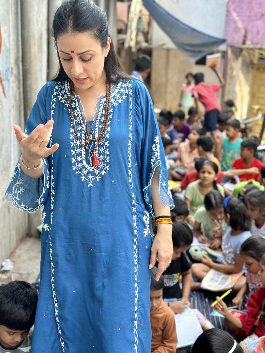 ROUBLENAGI's tweet photo. Sunday is Funday at @RNAFMUMBAI Balwadi/Learning centres. Getting all set for up coming Diwali celebrations 😊
Notebook distribution makes our children smile & responsible😍
#RNAF #roublenagiartfoundation #EqualityNotCharity #QualityEducation #sunday #funday #balwadi #slum #village #dharavi #Mumbai #India #LetsMakeLearningFun #grateful #children #mylife #ThankYouGod
@MisaalMumbai