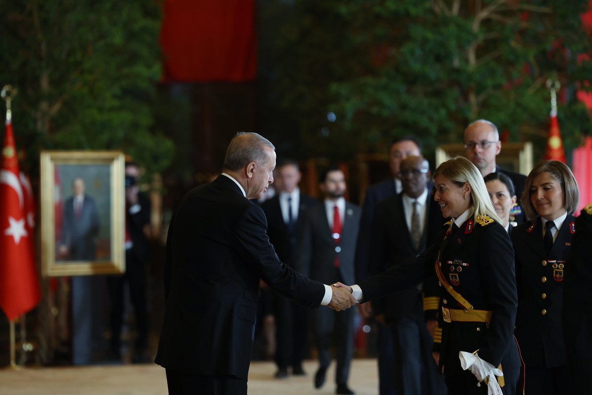 Cumhurbaşkanımız Erdoğan, Cumhurbaşkanlığı Külliyesinde tebrikleri kabul etti tccb.gov.tr/haberler/410/1…