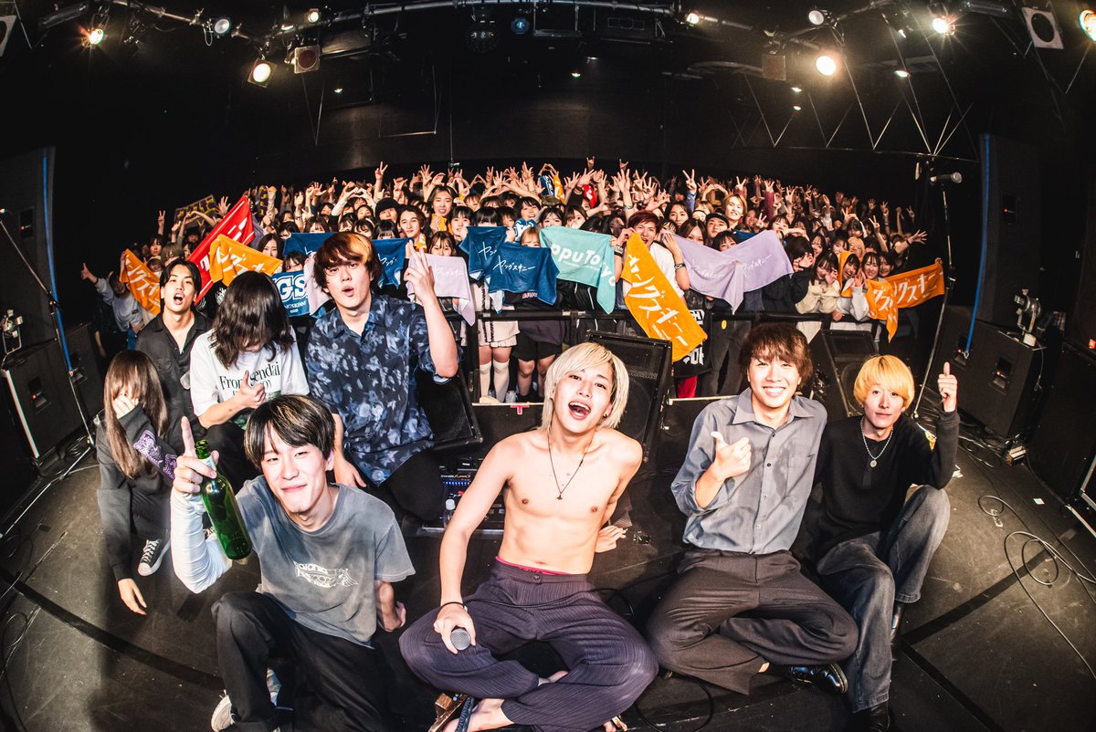 yang_skinny's tweet photo. ”老いてもヤングスキニーツアーvol.2” 
vol.2あったんだ編

2023.10.29
at 盛岡 CLUB CHANGE WAVE

w/鉄風東京（@teppu_tokyo ）

photo by @subaru_photo23

次回の東北地方のワンマン🌸
3/16(土)宮城・仙台GIGS
🎫プレリクエスト2次先行
受付期間：〜11/5(日)23:59
https://t.co/mJYTLcA5aS https://t.co/be3efaZLl5