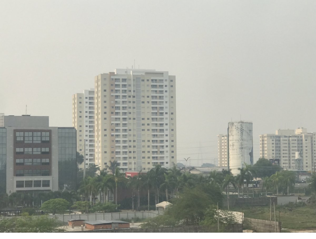 eduhonorato's tweet photo. 🆘 SOS Manaus: Mudanças climáticas não são ameaça distante. Amazônia está tomada por fumaça d novo e está em perigo. Precisamos de ação imediata e global para salva-la. Nossa sobrevivência está interligada. Fumaça voltou e rios continuam secos. Dia 29/10- 8h Tem ponte e rio ali https://t.co/qpXcRW1tQ8